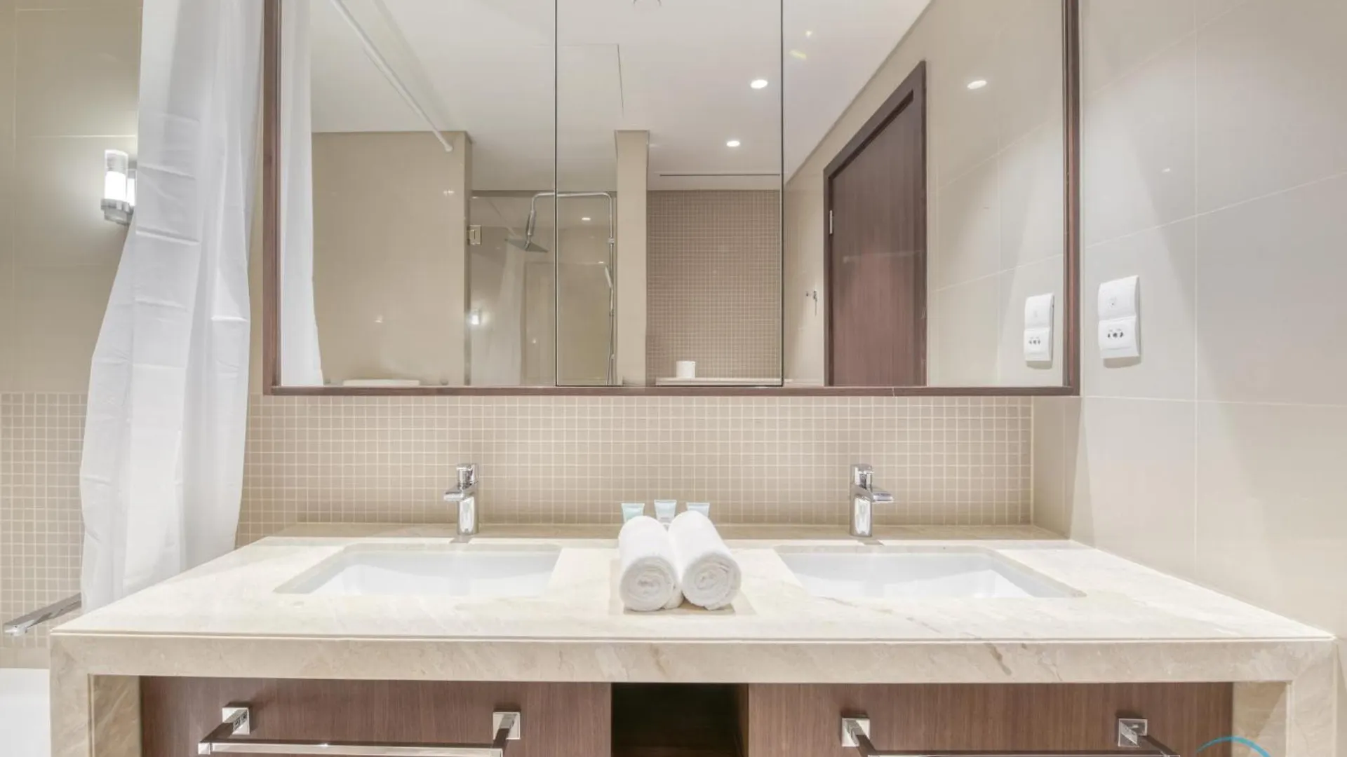 Luxurious 2Br Apartment At Boulevard Point Downtown Dubai By Deluxe Holiday Homes United Arab Emirates