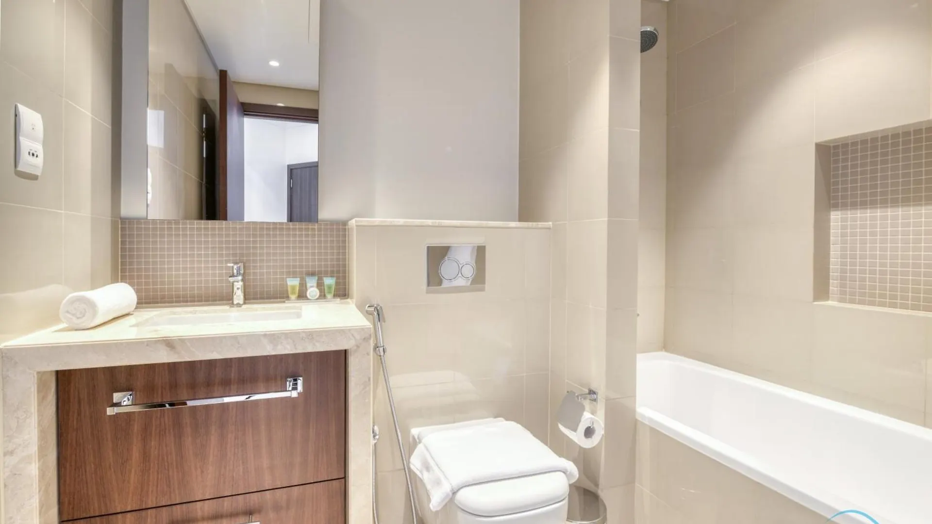 Luxurious 2Br Apartment At Boulevard Point Downtown Dubai By Deluxe Holiday Homes